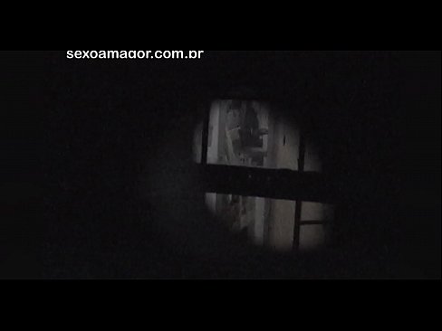 ❤️ Blondiin saab salaja videolevi naabruskonna voyeuri poolt peidetud õõnsate telliskivide taha peidetud ️ Anaal porno at us